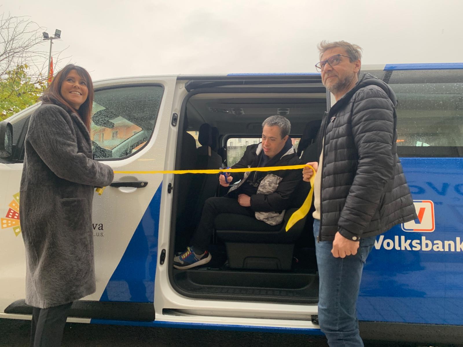 Consegnata la nuova auto elettrica a Società Nuova